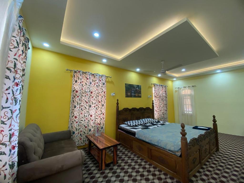 斯利那加AuraB&B Homestay的一间卧室配有一张床和一个沙发