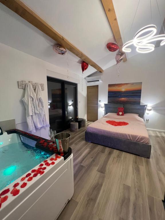 马赛Magnifique loveroom的一间卧室设有一张床和一个游泳池