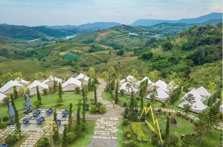考科Papa Garden Khaokho的享有度假村的空中景致,设有树木和帐篷