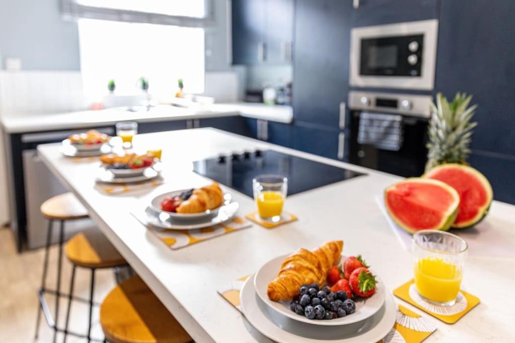 卡斯尔福德Liquorice Lodge- 2 bed & parking的包括水果和羊角面包的早餐桌和橙汁