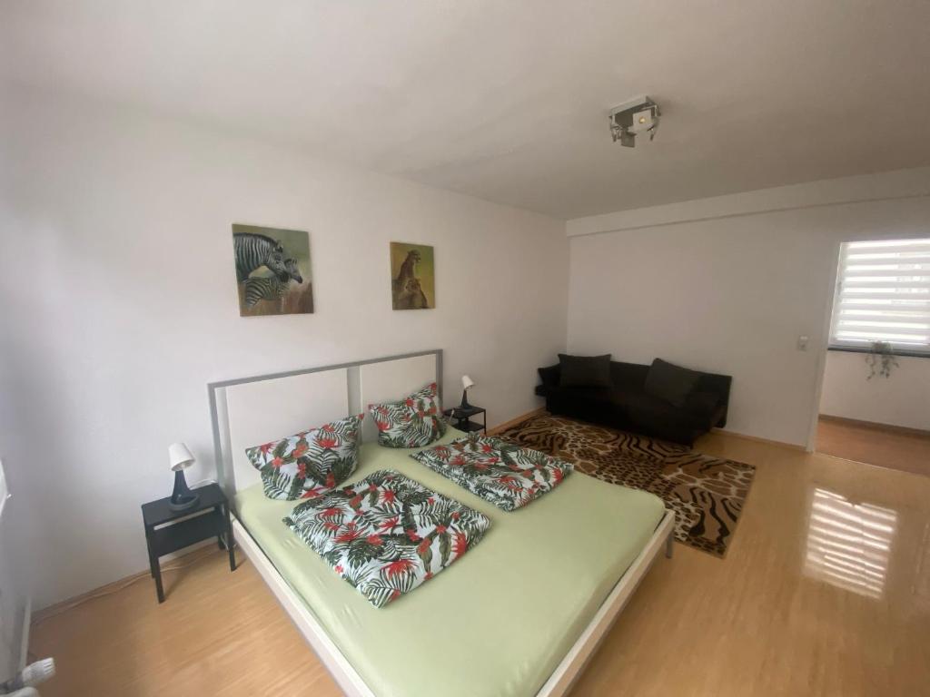 美因茨Chic & Trendy Mainz Apartment near cetral station的一间卧室配有带枕头的床