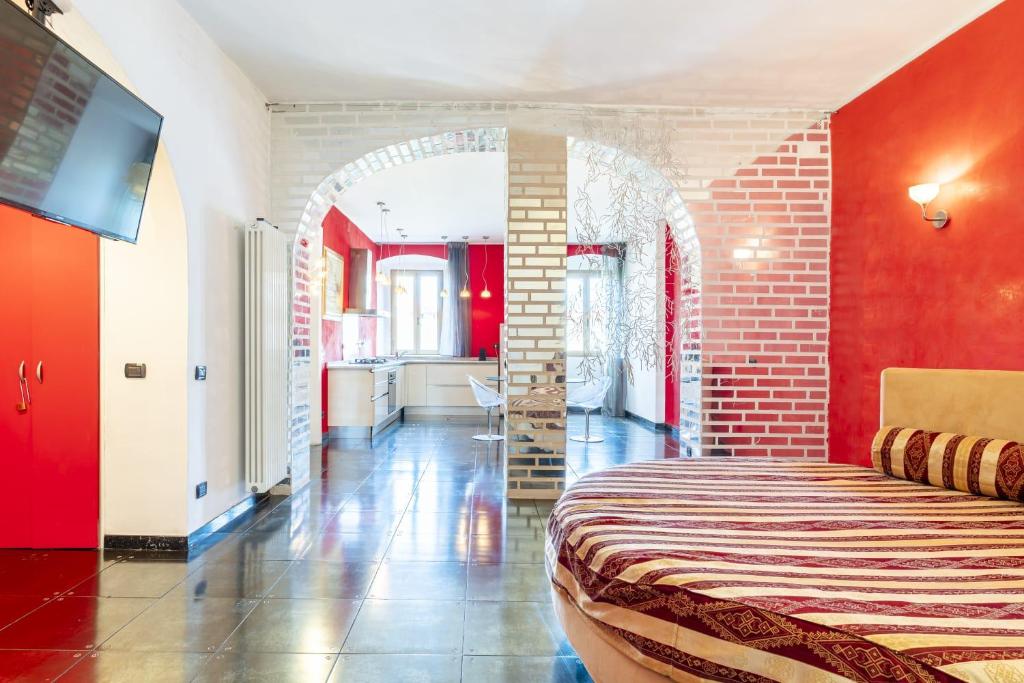 利沃诺Steel house的一间卧室设有一张床和红色的墙壁