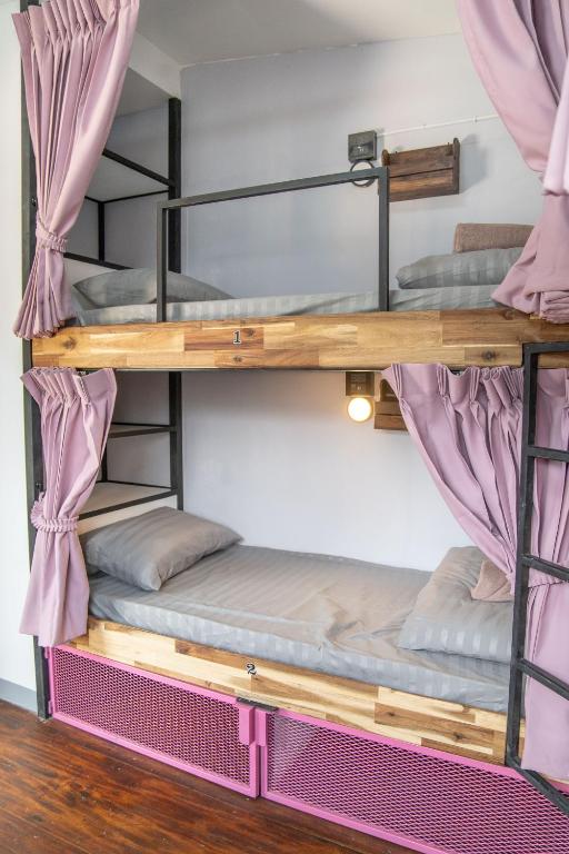 K-Bunk Hostel Pai Walking Street客房内的一张或多张双层床