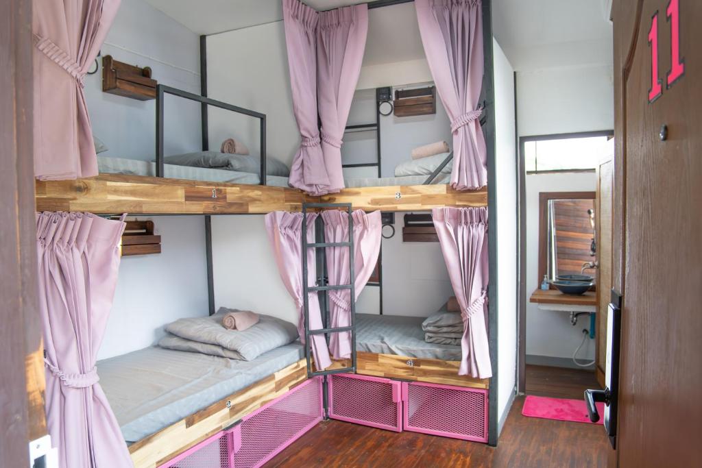 K-Bunk Hostel Pai Walking Street客房内的一张或多张床位