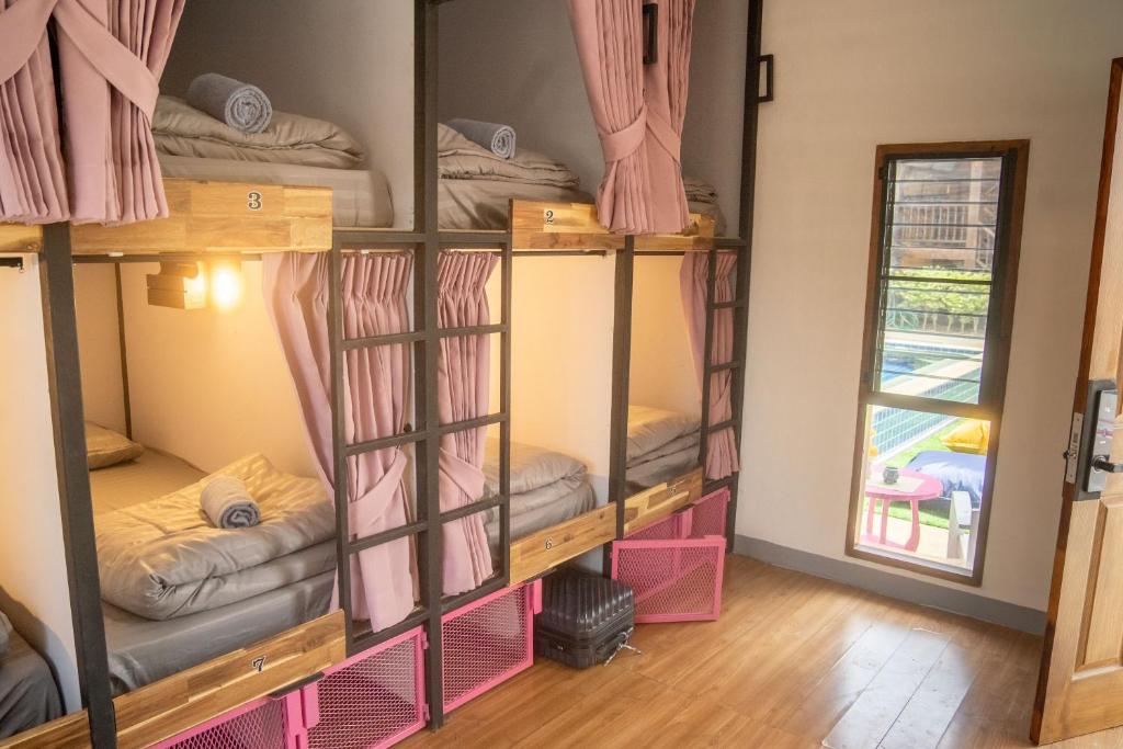 K-Bunk Hostel Pai Walking Street客房内的一张或多张床位