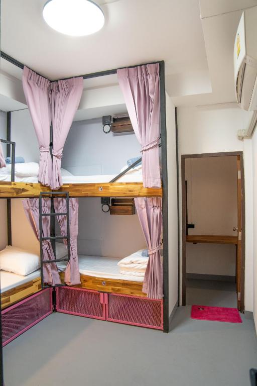K-Bunk Hostel Pai Walking Street客房内的一张或多张床位
