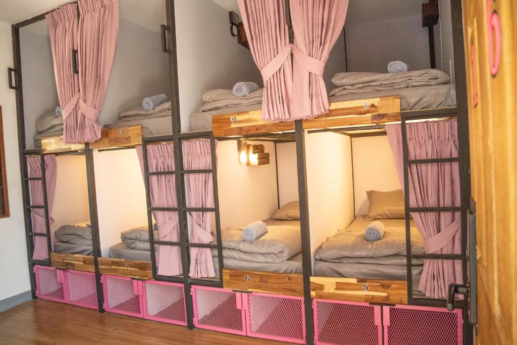 K-Bunk Hostel Pai Walking Street客房内的一张或多张床位