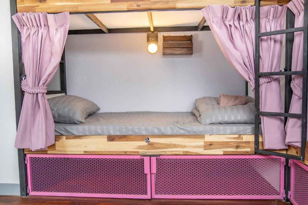 K-Bunk Hostel Pai Walking Street客房内的一张或多张床位