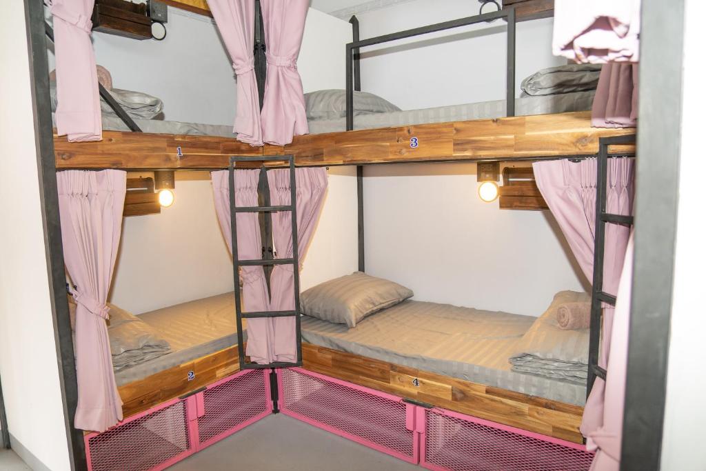 K-Bunk Hostel Pai Walking Street客房内的一张或多张双层床