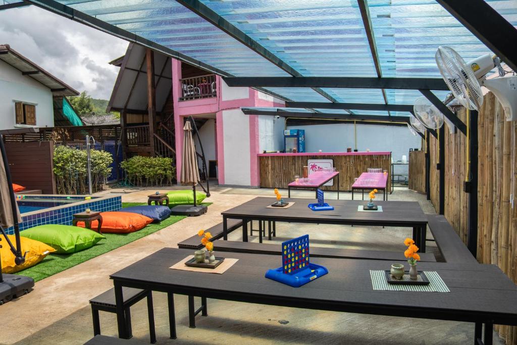 K-Bunk Hostel Pai Walking Street外面的花园