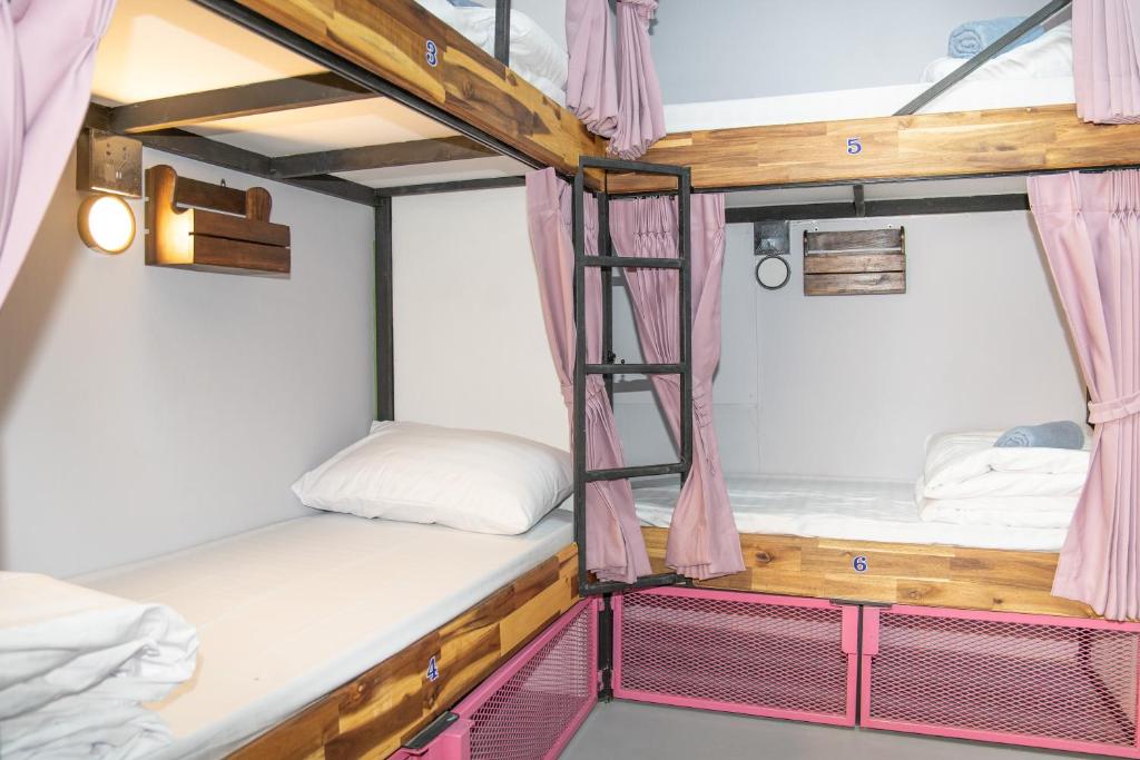 K-Bunk Hostel Pai Walking Street客房内的一张或多张床位