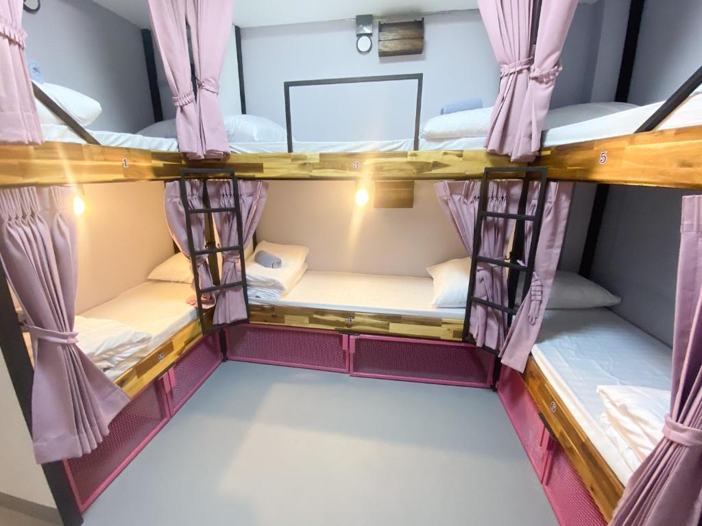 K-Bunk Hostel Pai Walking Street客房内的一张或多张床位