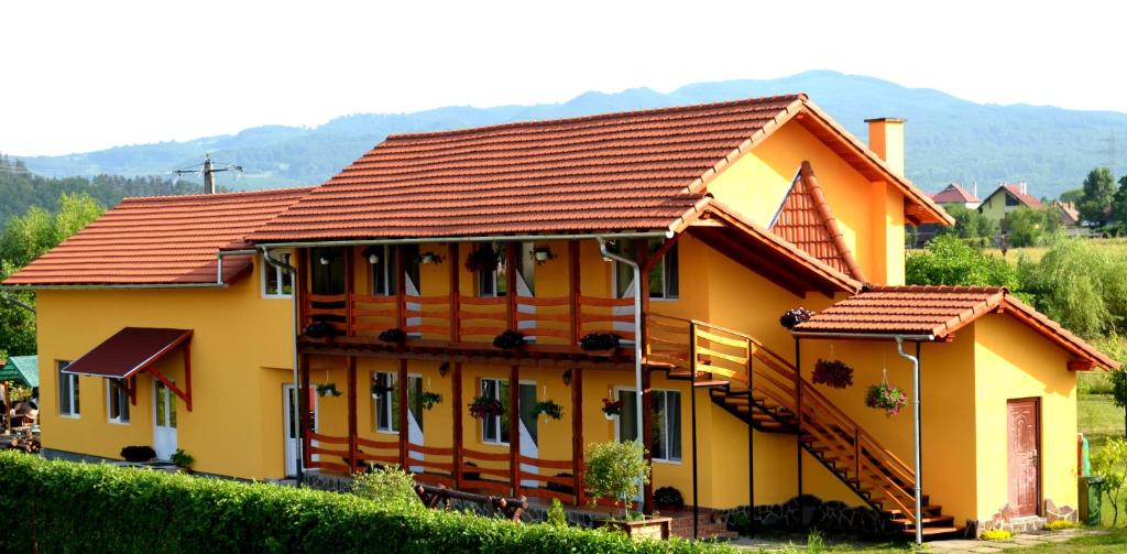 索瓦塔Casa Ildikó的黄色的房屋,有红色的屋顶