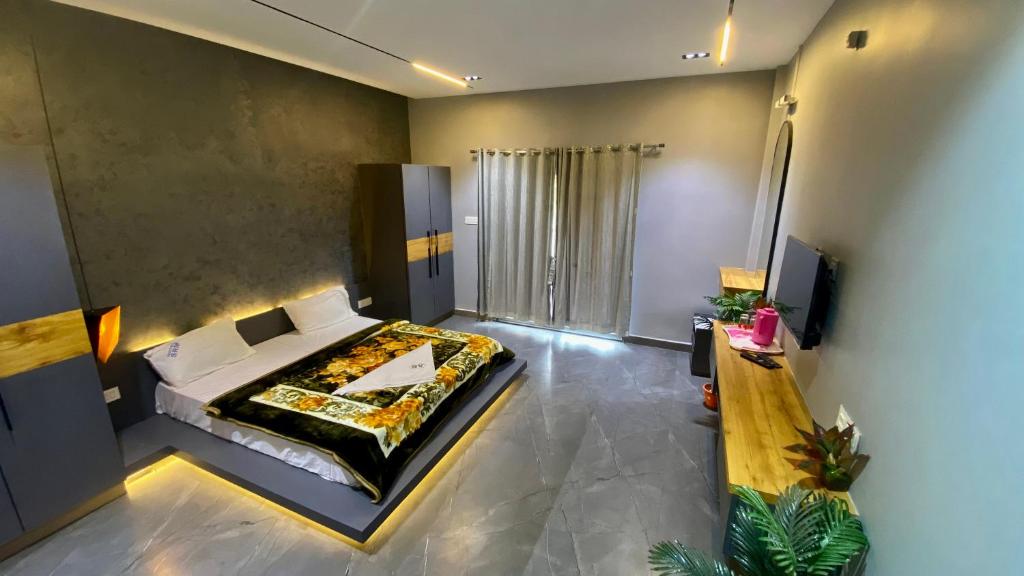 科代卡纳尔Willostays BlessedBlooms kodaikanal的一间卧室配有一张床和一台电视。