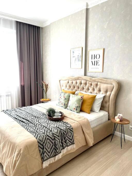 阿斯塔纳Park Avenue High Comfort 102-2的一间卧室配有一张特大号床。
