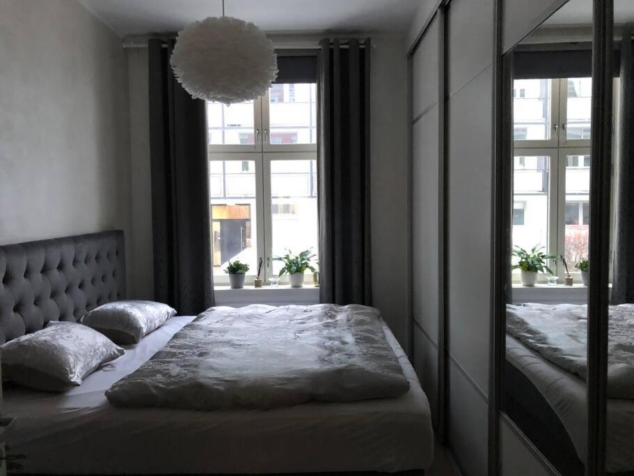 奥斯陆Appartment. Quiet&Nice downtown的一间卧室配有一张带镜子的床和两个窗户