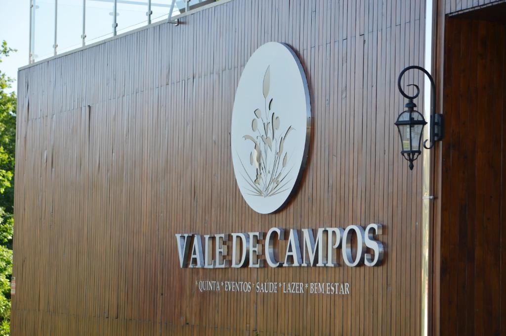 佩纳菲耶尔Hotel Douro Vale de Campos的建筑物一侧的标志