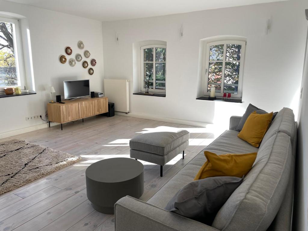 索林根Haus mit Türmchen的带沙发和电视的客厅