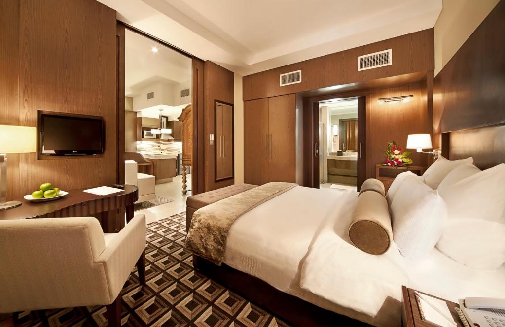 阿布扎比橡树利瓦行政套房酒店的酒店客房设有一张大床和一间客厅。