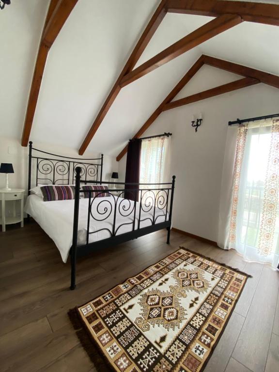 舒加塔格盐矿镇Casa Moldovan ( Coltisorul meu de rai)的一间卧室配有一张床和地毯