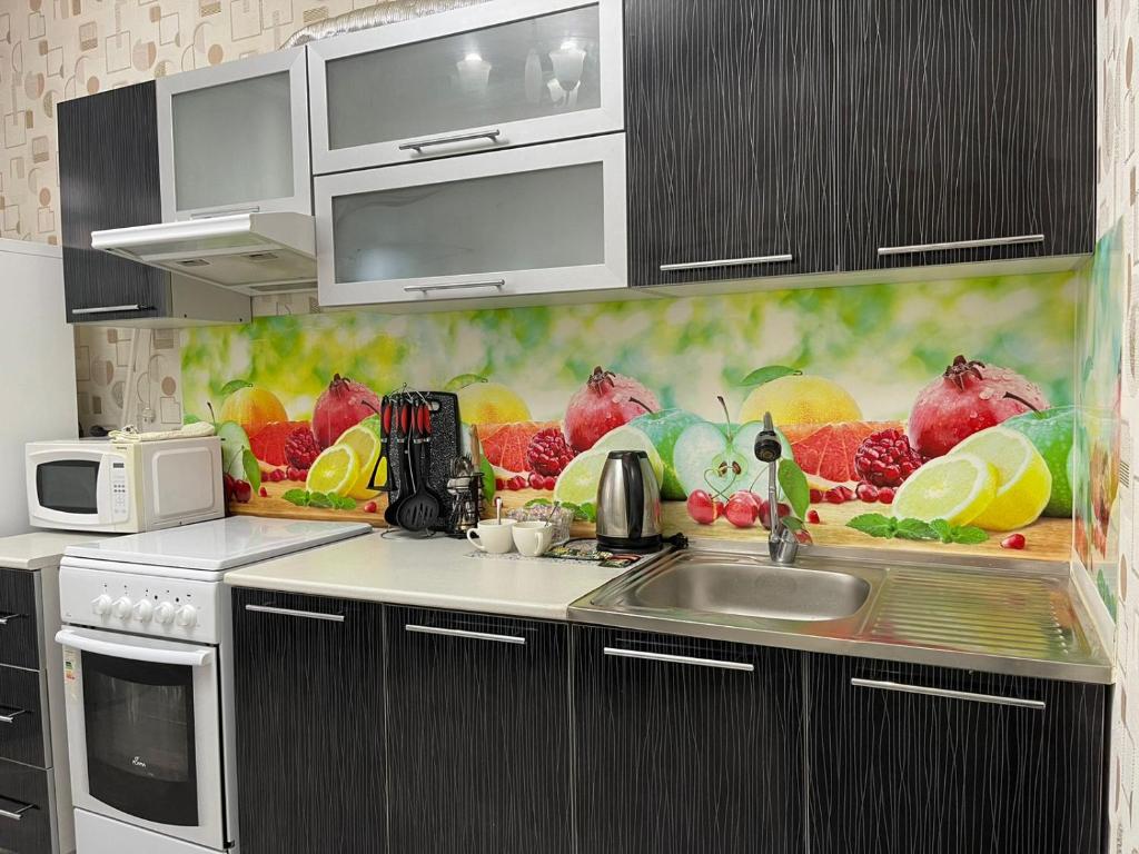 科克舍套1-комнатная квартира в центре的厨房墙上挂有水果壁画