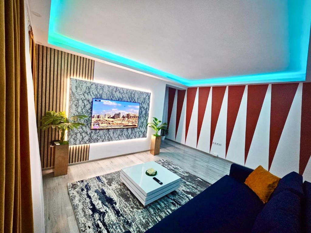 普洛耶什蒂Cazare Ploiesti的客厅配有蓝色的沙发和电视