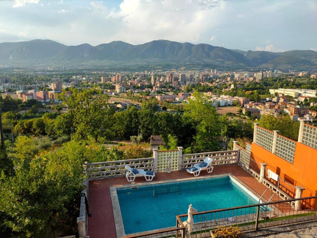 特尔尼Antica Terrazza的一座位于一座城市房屋顶部的游泳池
