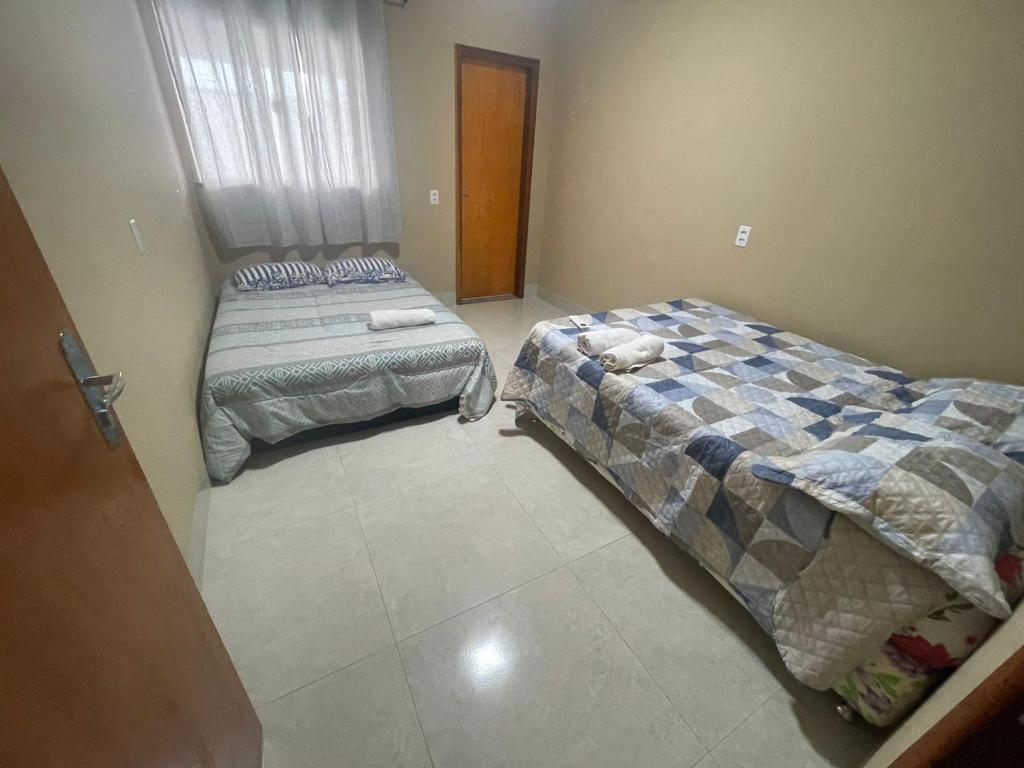 索里苏Casa geminada privativa com 2 quartos, cozinha e sala - sob nova direção, veja nota mas reserve o novo的一间卧室,配有两张床