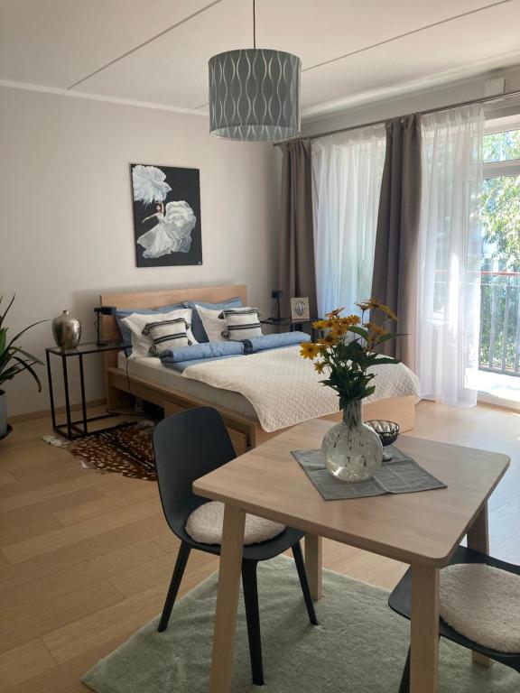 里加Apartment Upeņu的卧室配有一张床和一张桌子及椅子