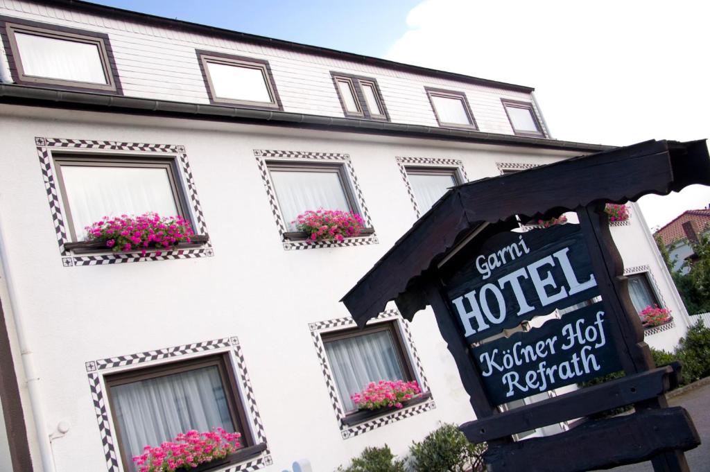 贝尔吉施格拉德巴赫瑞法拉舍科隆酒店的白色的酒店,前面有标志