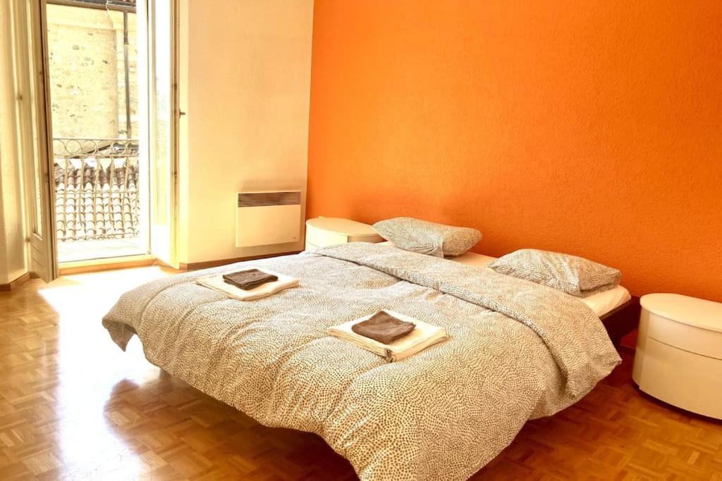 卢加诺Casa Alta的一间卧室,床上有两张盘子