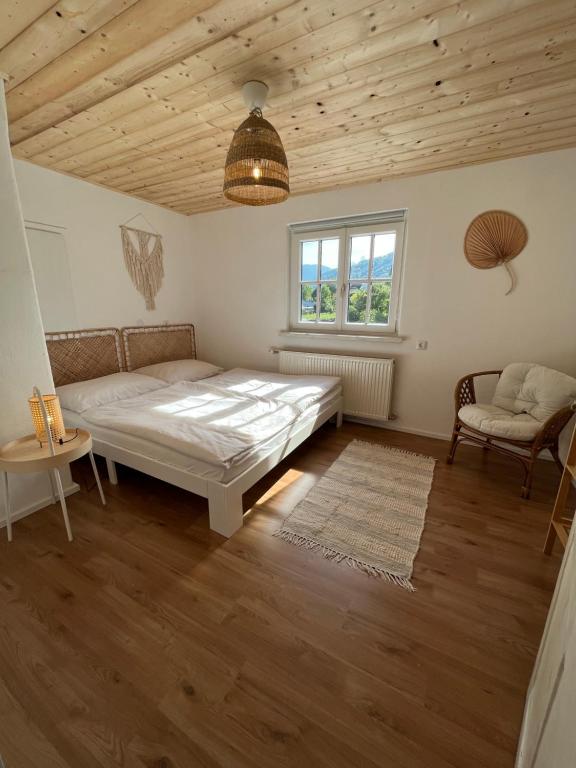 旧明斯特Boho Home am Bach的一间卧室配有一张床、一张沙发和一个窗口