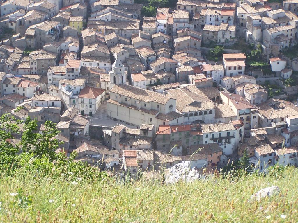 RoccamandolfiB&B Vivilmatese的山顶上一群房子