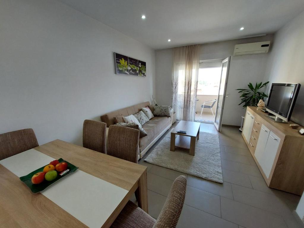 ModričaHELA Lux apartment的厨房以及带桌子和沙发的客厅。