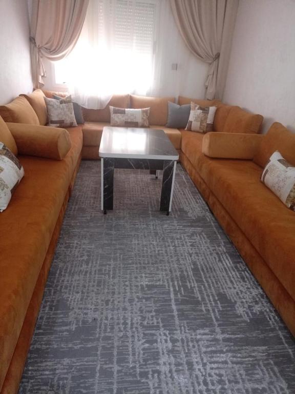 阿加迪尔أكادير حي السلام的客厅配有大沙发和桌子
