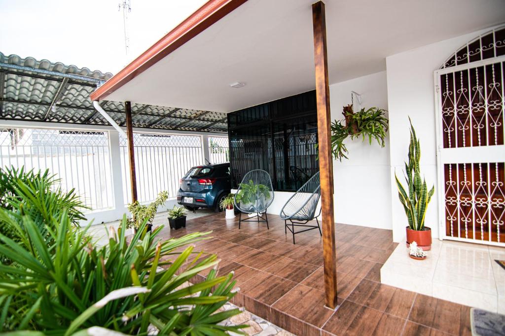 曼塔Habitaciones privadas, Casa de Amber, Manta的一间客厅,里面种有植物和汽车