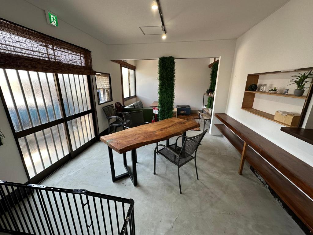 NishinaMonster lodge 西伊豆的客厅配有木桌和椅子
