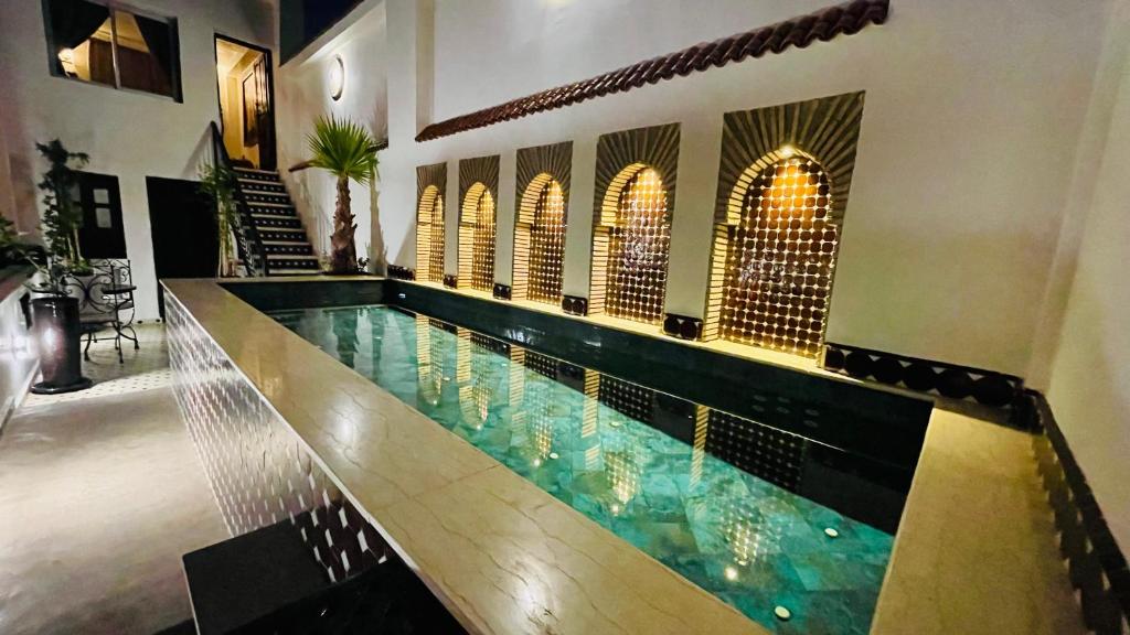 马拉喀什达尔纳贾特酒店的一座建筑物中央的游泳池