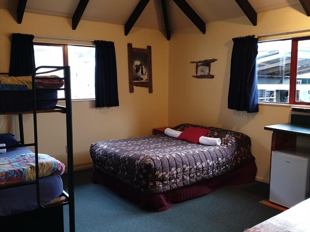 弗朗兹约瑟夫萤火虫旅舍的一间卧室配有一张双层床和梯子