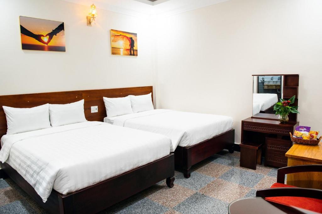 波来古市MINH LÂM HOTEL的酒店客房配有两张床和一张书桌
