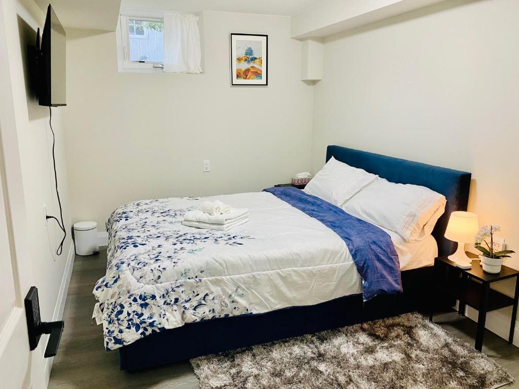 多伦多VJ Home的一间卧室配有一张蓝色床头板的床