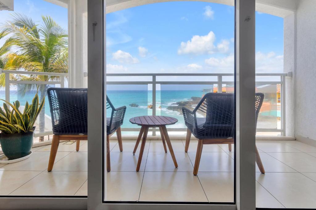 马霍礁Sand Bar Cove - Beach Bar Studio next to The Morgan Resort的一个带桌椅的海景阳台