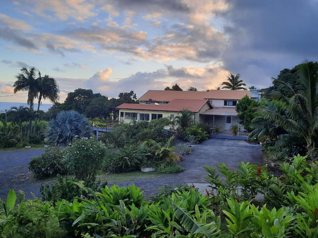 圣菲利普Ferme auberge le Ti'planteur的一座植物和树木繁多的房子