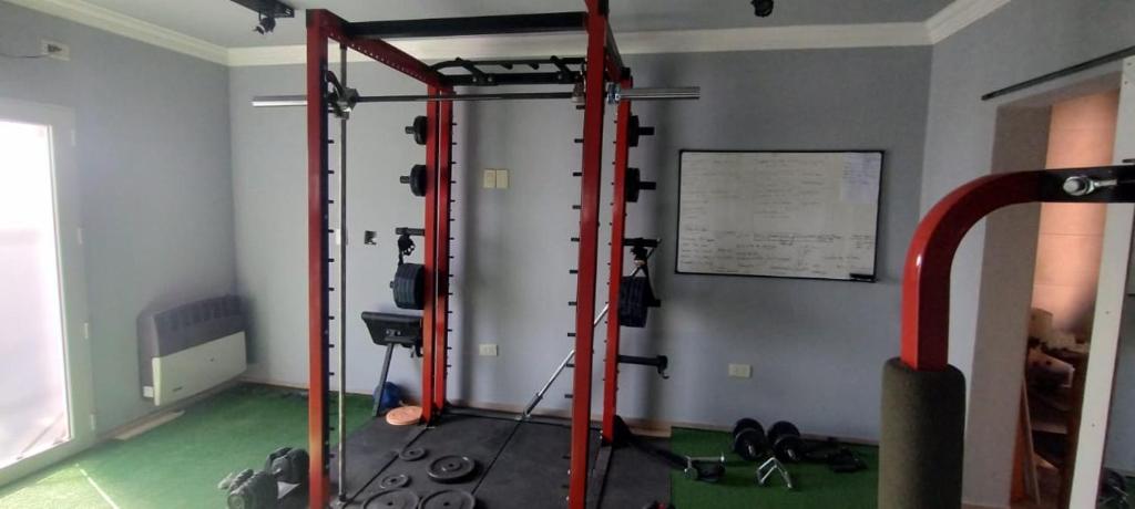 玛德琳港El TEMPLO的一间设有健身房的房间,配有一个健身房