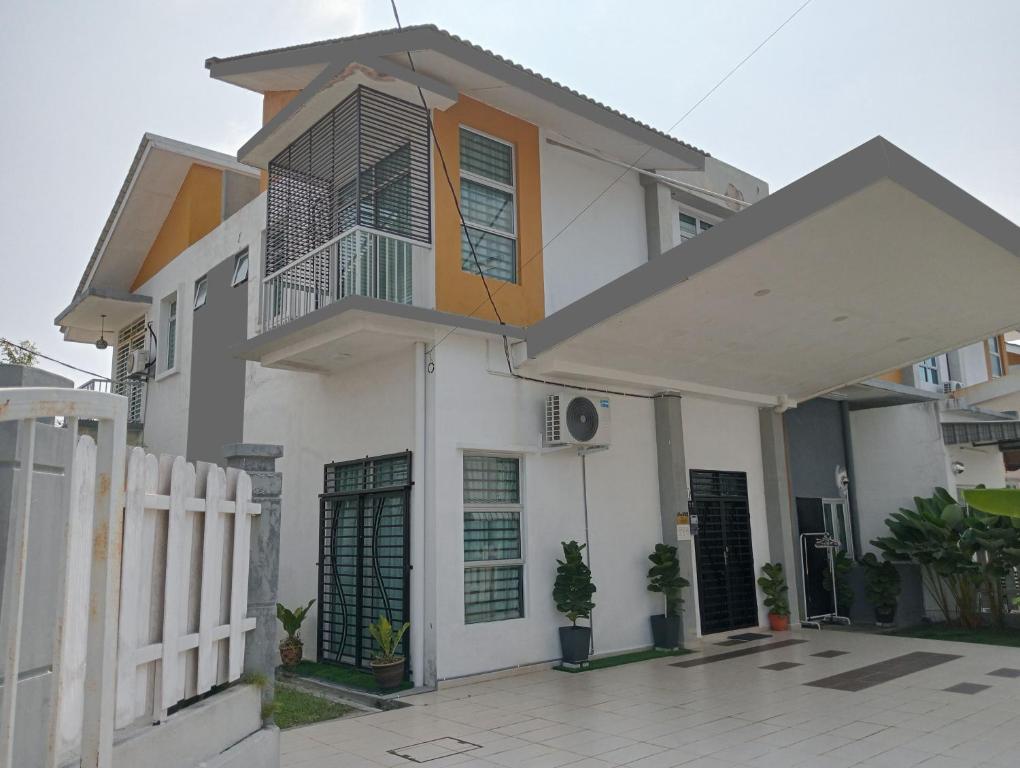 Kampong Alor GajahSarrah Homestay At Kasa Height Residence的前面有栅栏的白色房子