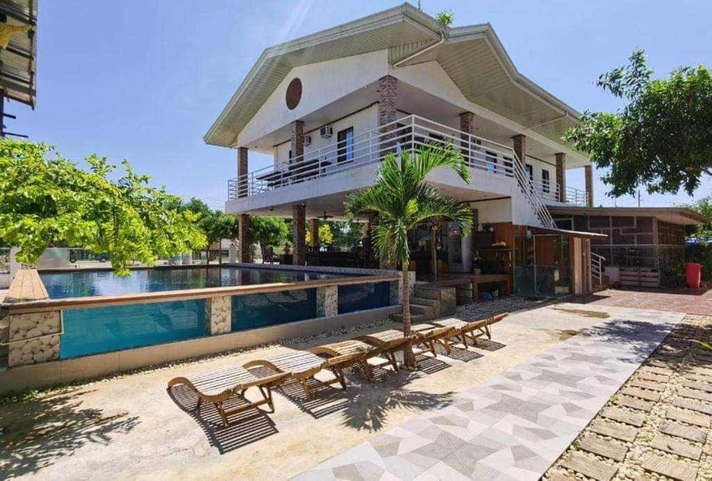 博洛德Amanzara Bohol Resort的一座房子前面设有游泳池