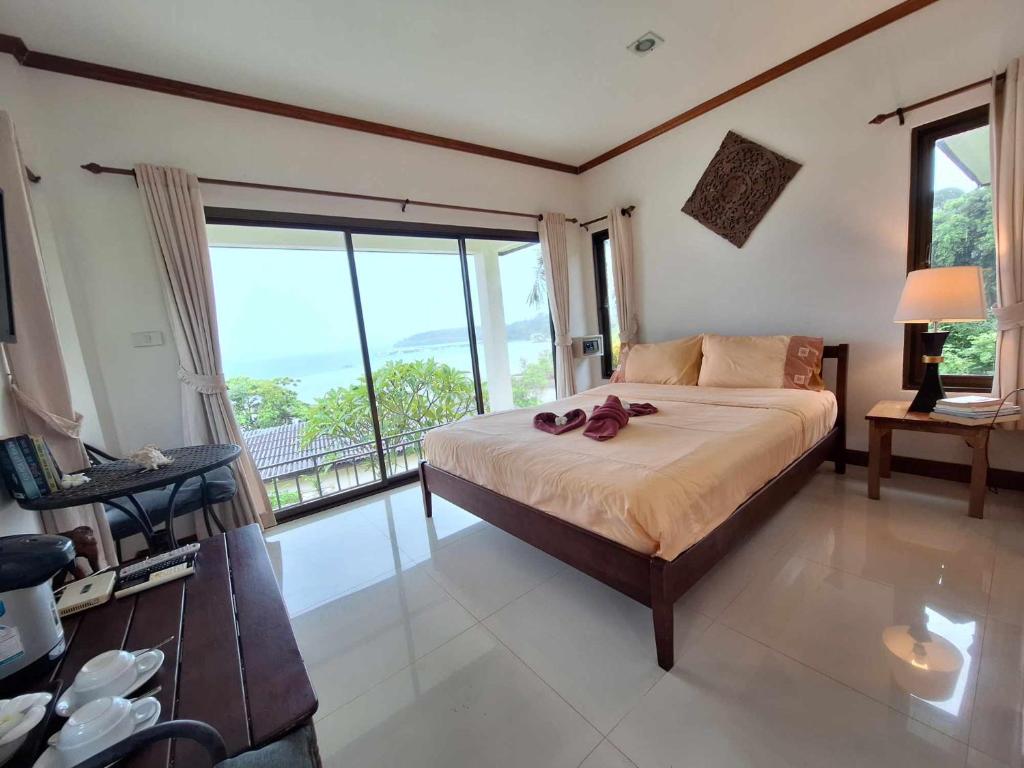麦岛Seabreeze @ Koh Mak的一间卧室设有一张床和一个大窗户