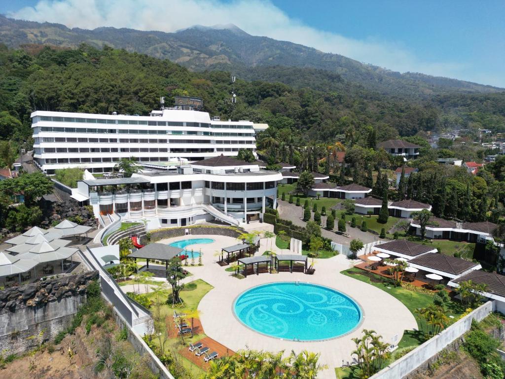 特里特斯Surya Hotel & Cottages Prigen的享有带游泳池的度假村的空中景致