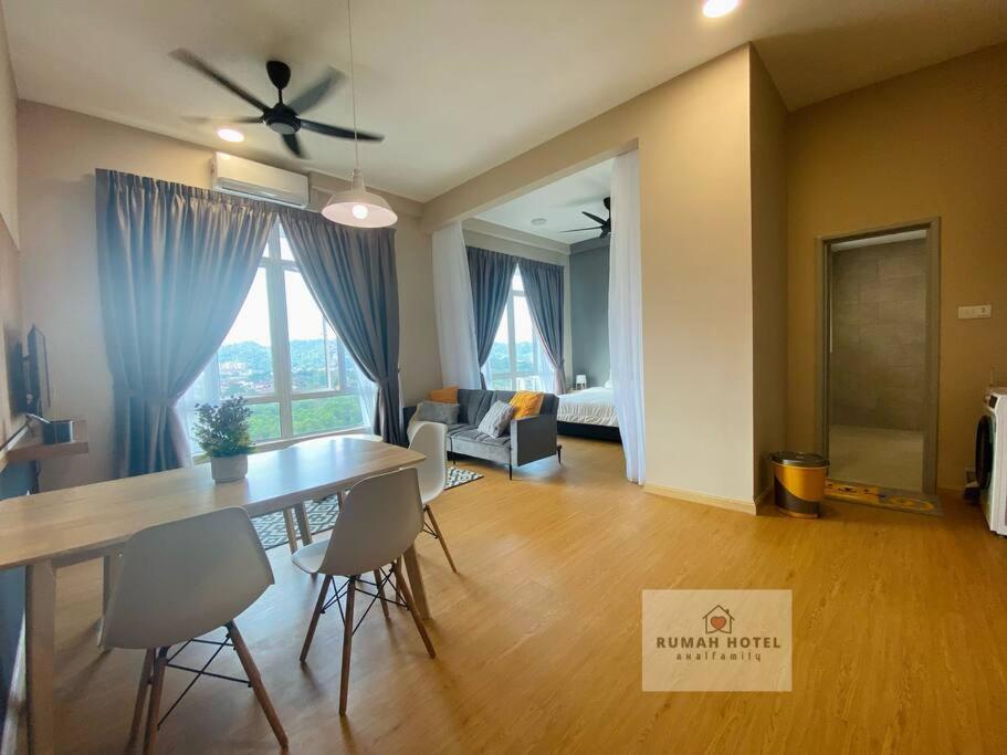 关丹Mahkota Valley (Rumah Hotel)的一间带桌椅的客厅和一间客厅。