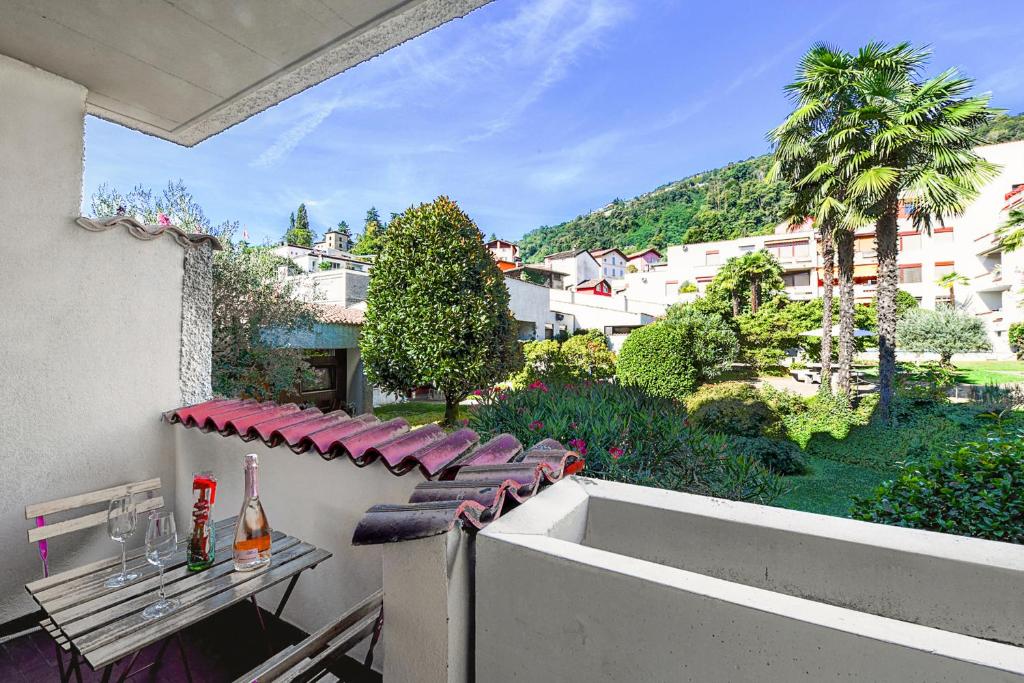 阿格诺Holiday Home With Pool In Agno - Happy Rentals的阳台享有带建筑的城市景观。